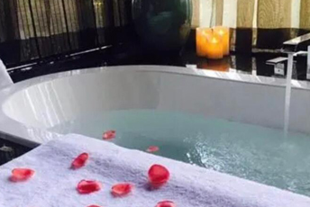 广州海珠水疗池中的失重冥想：当身体学会漂浮